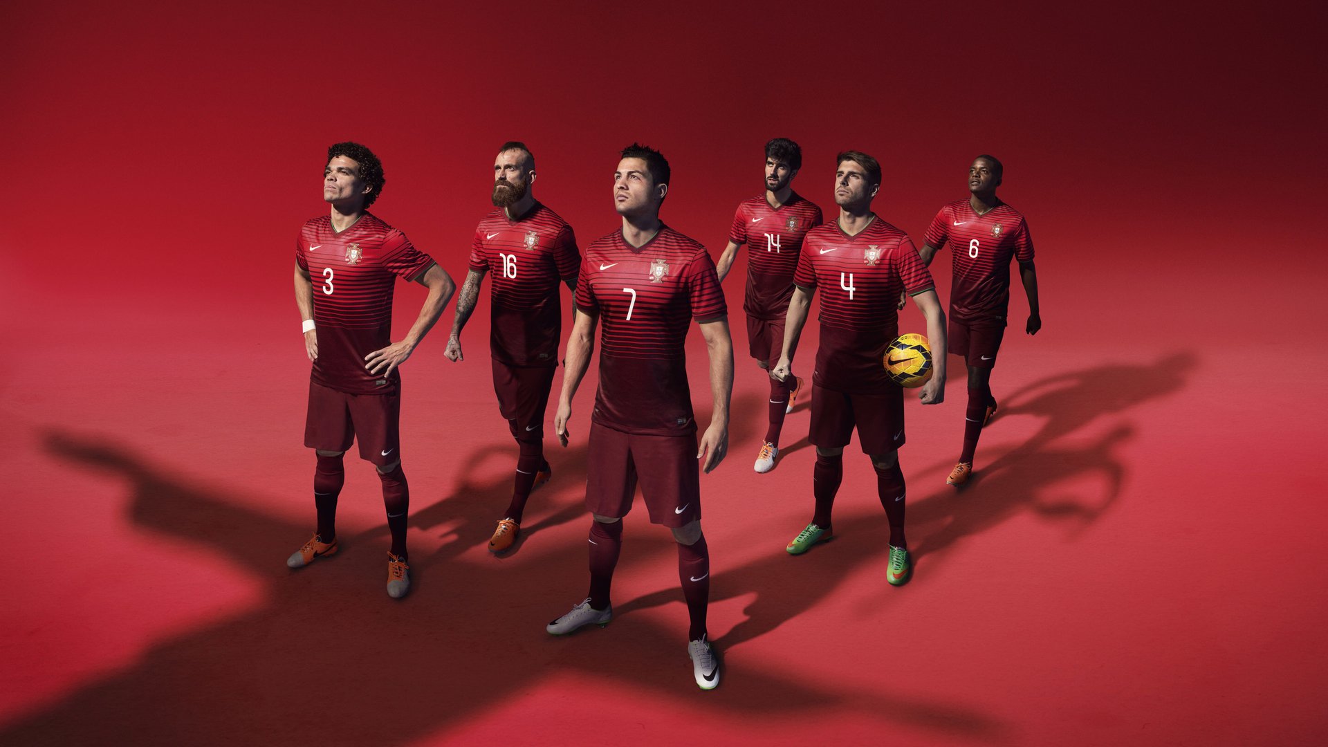 阿贾克斯主帅海廷加盛赞奥斯梅恩：速度与力量并存，阿贾克斯对海伦芬